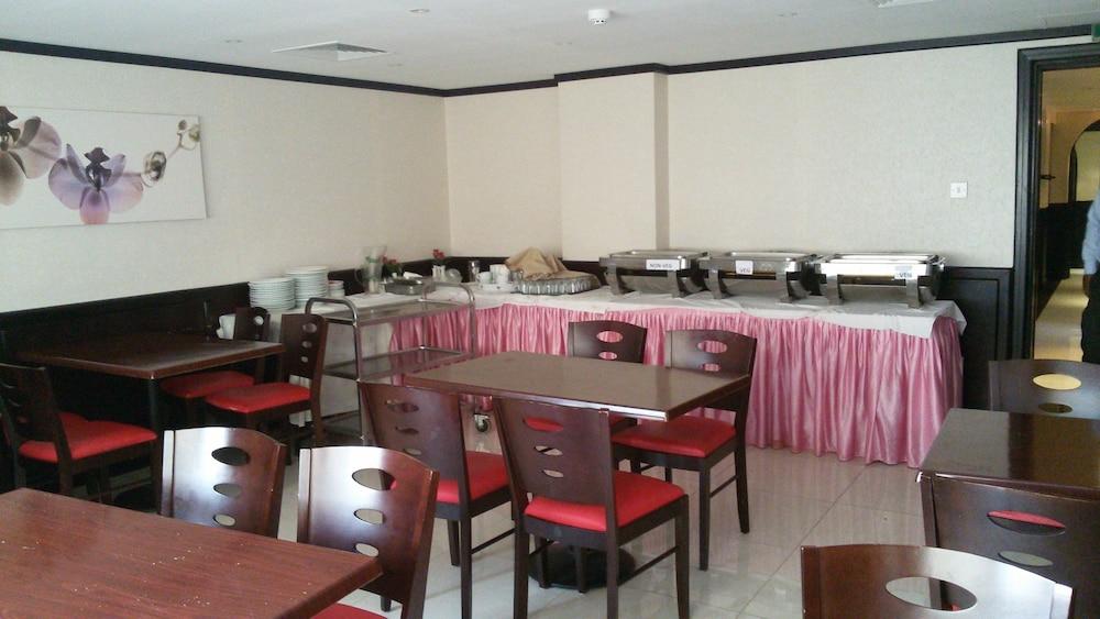 Rush Inn Hotel Дубай Екстериор снимка