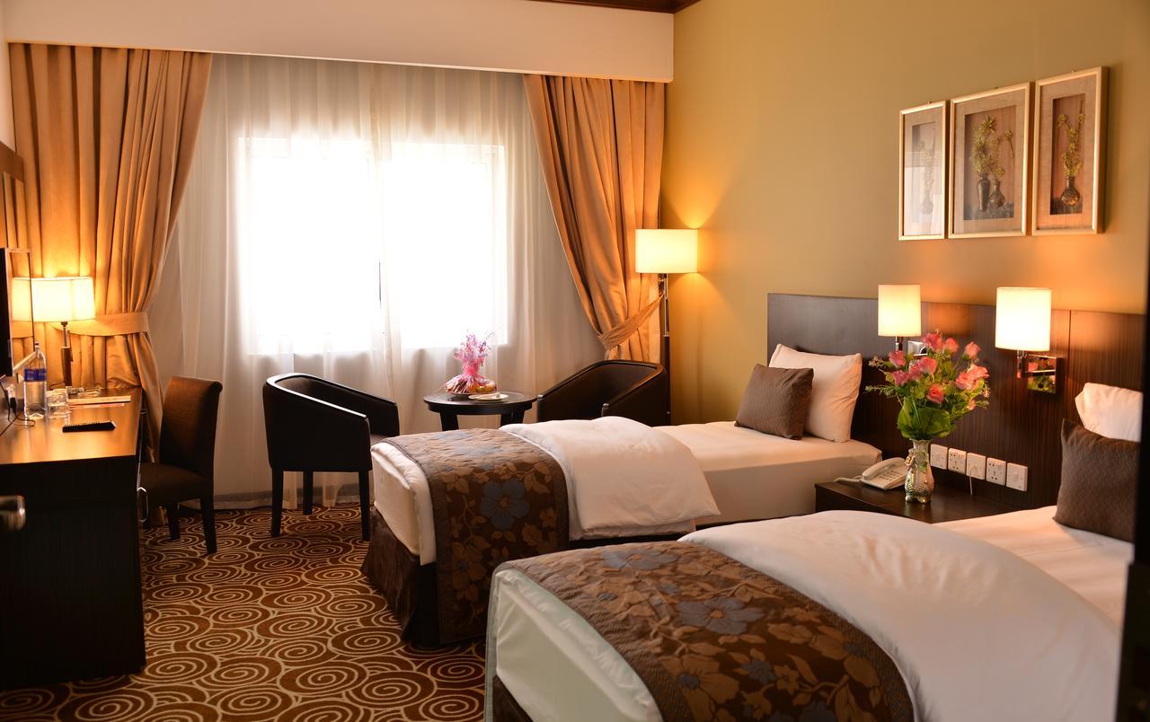 Rush Inn Hotel Дубай Екстериор снимка