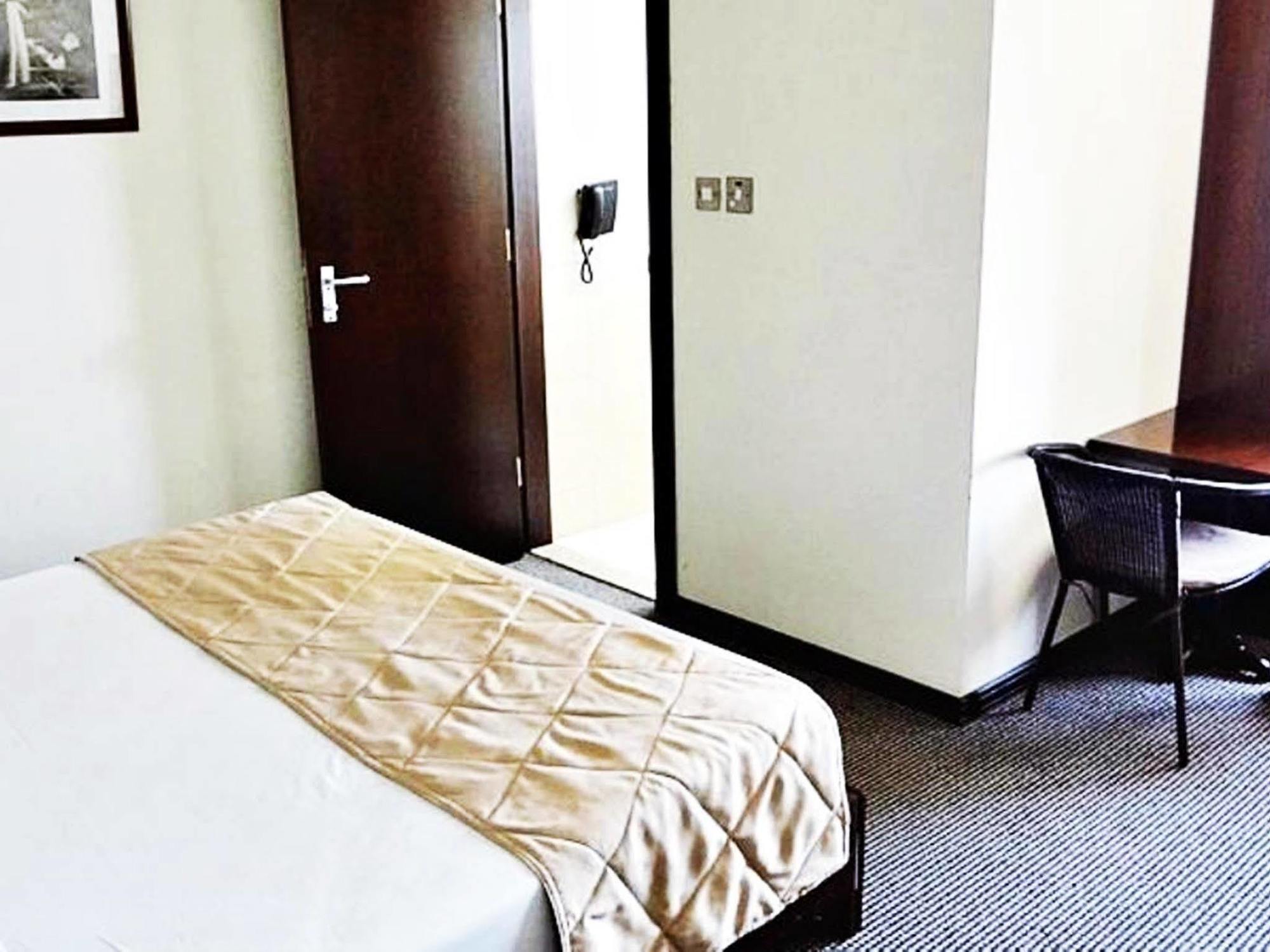 Rush Inn Hotel Дубай Екстериор снимка