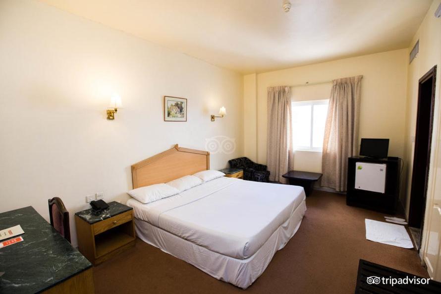 Rush Inn Hotel Дубай Екстериор снимка